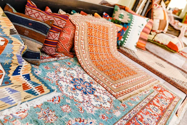 Красочные восточные ковры ручной работы и ковры на базаре — стоковое фото