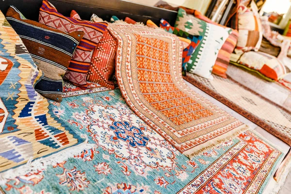 Renkli el yapımı Oryantal Kilim ve halı, çarşı