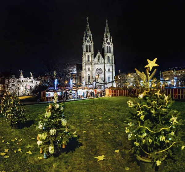 PRAGA, REPÚBLICA CHECA - DICIEMBRE DE 2017: una feria de recuerdos y un árbol de Navidad bellamente decorado en la plaza Namesti Miru con el telón de fondo del majestuoso edificio de la Iglesia de Santa Ludmila — Foto de Stock
