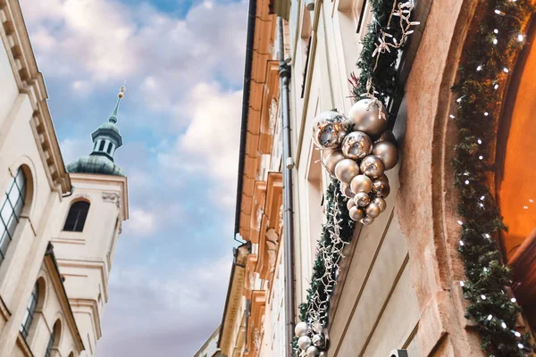 Edifício europeu decorado para o Natal — Fotografia de Stock