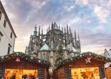 Aralık 2017, Prague, Çek Cumhuriyeti: Noel pazarı Fuarı'nda turistler ve yeni yıl ağacı ile eski şehir Meydanı