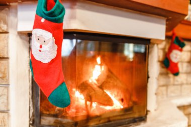 Noel çorap çorap şömine arka plan asmak