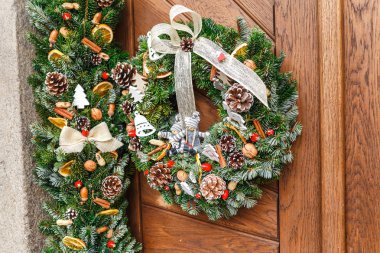 Tahta kapıya asılı Noel çelengi