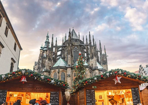 DICIEMBRE 2017, PRAGA, REPÚBLICA CHECA: Feria del mercado de Navidad en la Plaza del casco antiguo con turistas y árbol de Año Nuevo — Foto de Stock
