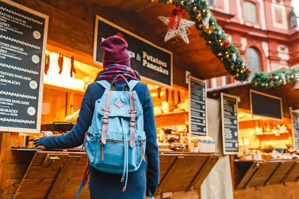 Mulher viajante escolhendo presentes de Natal no mercado em Ano Novo ti — Fotografia de Stock