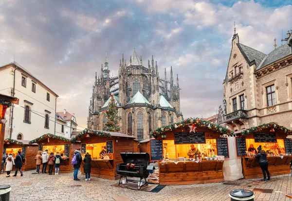 DICIEMBRE 2017, PRAGA, REPÚBLICA CHECA: Feria del mercado de Navidad en la Plaza del casco antiguo con turistas y árbol de Año Nuevo — Foto de Stock