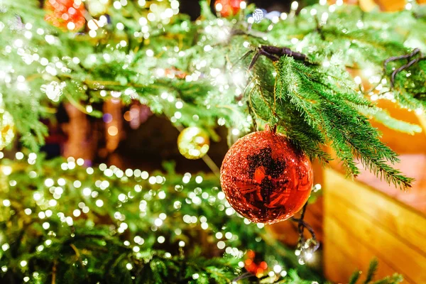 Decoración de Navidad y luces en un árbol al aire libre —  Fotos de Stock