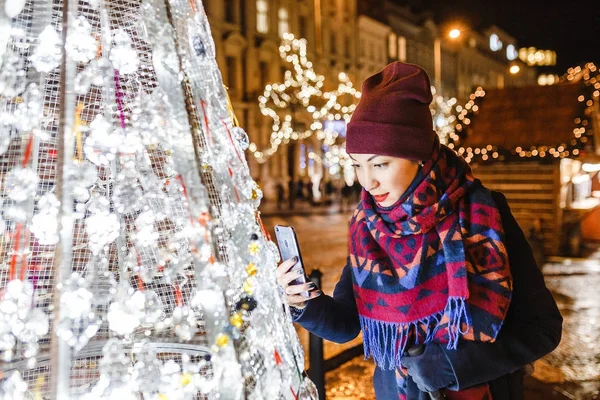 Touriste de nuit admirant le sapin de Noël avec des lumières sur la place principale de la ville européenne la veille du Nouvel An — Photo