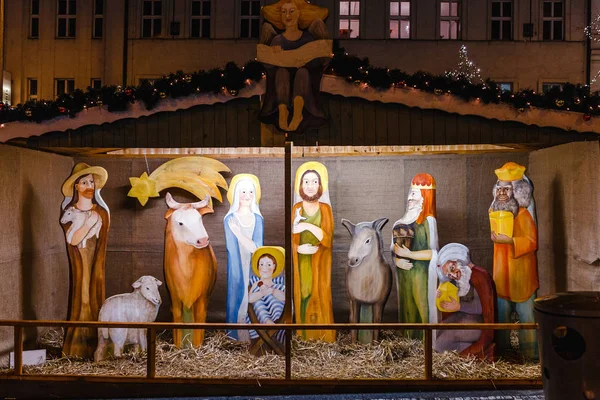 Рождественская сцена с фигурками, включая Иисуса и других библейских персонажей — стоковое фото