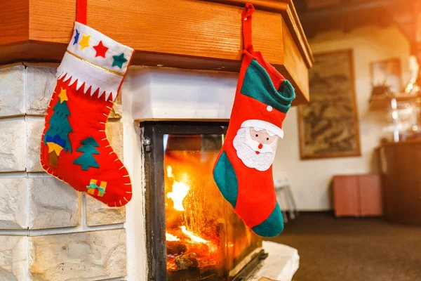 Chaussettes de Noël suspendues sur fond de cheminée — Photo