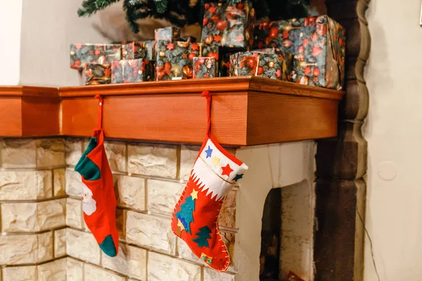 Chaussettes de Noël suspendues sur fond de cheminée — Photo