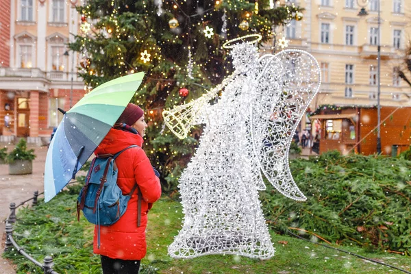 Alakja egy karácsonyi angyal egy díszített város utca — Stock Fotó