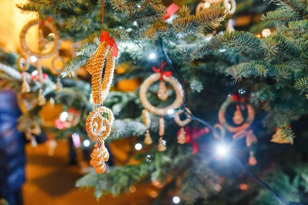 Decoración de Navidad y luces en un árbol al aire libre —  Fotos de Stock