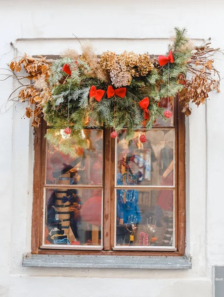 Decoração de Natal artesanal ao ar livre na janela — Fotografia de Stock