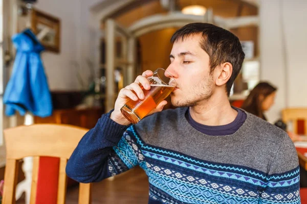 Muž pití piva v restauraci — Stock fotografie