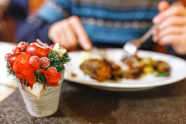 Christmas decoration in restaurant — Stock Photo, Image