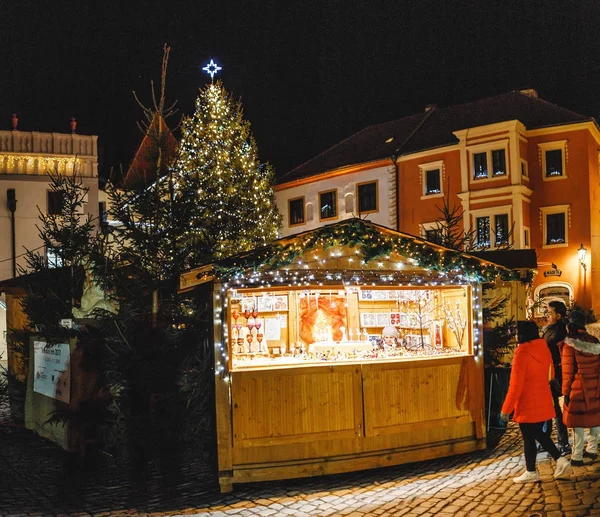 December 2017, Prague, Tsjechië: Kerstmarkt eerlijke op oude stadsplein met toeristen en New Year tree — Stockfoto