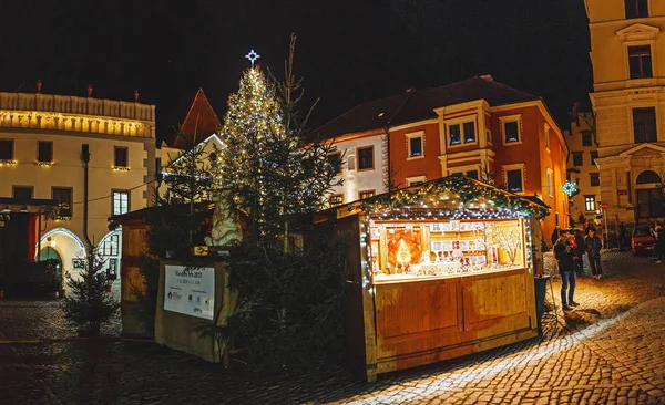 DEZEMBRO 2017, PRAGUE, REPÚBLICA CHECA: Feira do mercado de Natal na Praça da Cidade Velha com turistas e árvore de Ano Novo — Fotografia de Stock