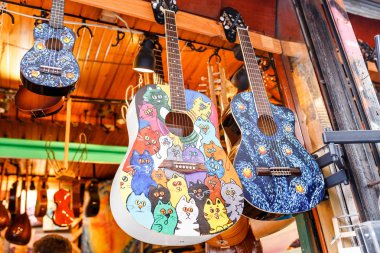 Eylül 2017, Istanbul, Türkiye: gitar müzik mağazası ile olağandışı boyalı klasik aletleri