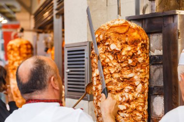 Eylül 2017, Istanbul, Türkiye: Street yiyecek kızarmış tavuk kebabı ve shaurma İstanbul'a kare pişmiş