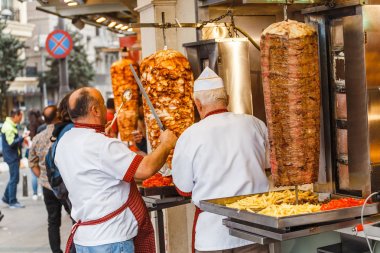 Eylül 2017, Istanbul, Türkiye: Street yiyecek kızarmış tavuk kebabı ve shaurma İstanbul'a kare pişmiş