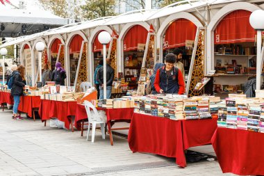 Eylül 2017, Istanbul, Türkiye: Çok eski kitap grubu adil bir kitapta