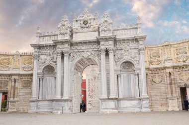 Eylül 2017, Istanbul, Türkiye: Beyaz Dolmabahçe Sarayı kapıları