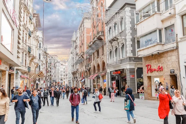 SEPTIEMBRE 2017, ISTANBUL, TURQUÍA: La gente camina por la calle peatonal de Istiklal —  Fotos de Stock