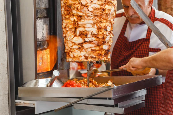 SEPTIEMBRE 2017, ISTANBUL, TURQUÍA: La comida callejera de kebab de pollo frito y shaurma se cocina en la plaza de Estambul — Foto de Stock