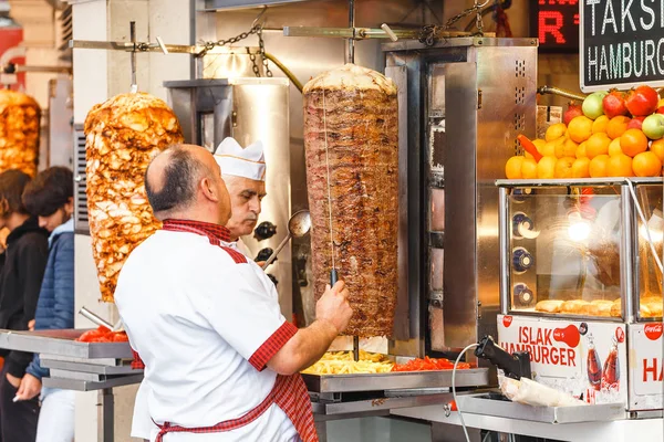 Eylül 2017, Istanbul, Türkiye: Street yiyecek kızarmış tavuk kebabı ve shaurma İstanbul'a kare pişmiş — Stok fotoğraf