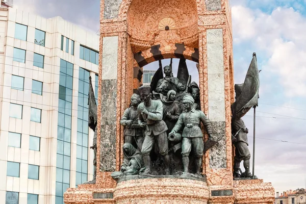 СЕНТЯБРЬ 2017, СТАМБУЛ, ТУРЦИЯ: Памятник республике на площади Таксим — стоковое фото