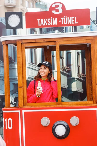 Junge Frau isst türkisches Fast Food in Istanbul, Türkei — Stockfoto