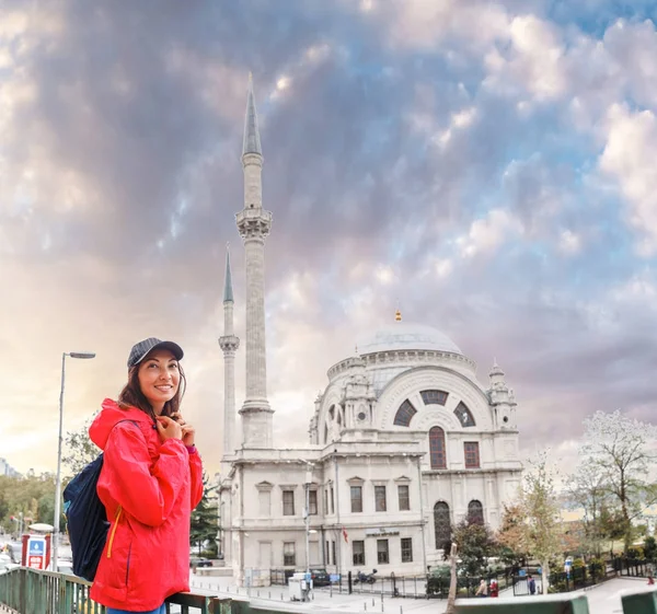 Szczęśliwy młody turysta kobieta wizyta starożytnych istanbul Meczet dolmabahce — Zdjęcie stockowe
