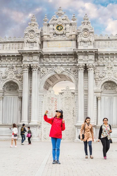 SETEMBRO 2017, ISTANBUL, TURQUIA: Mulher turística no portão de entrada principal do Palácio Dolmabahce — Fotografia de Stock