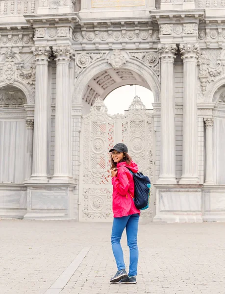 Turistické žena u hlavní vstupní brány paláce — Stock fotografie