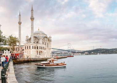 Eylül 2017, Türkiye, Istanbul: Ortaköy Camii ve Boğaziçi Köprüsü olan ana turistik hedef Istanbul'da