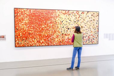 Eylül 2017, Türkiye, Istanbul: gerçeküstü resimler, Modern Sanat Müzesi Istanbul'da bakarak bir kadın