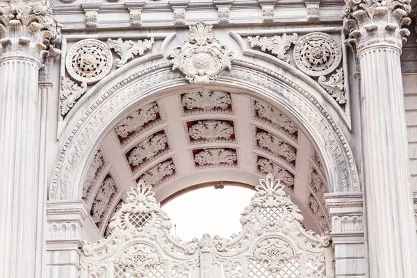 Προβολή λεπτομερειών closeup πύλες παλάτι Ντολμά Μπαχτσέ στην Κωνσταντινούπολη, Τουρκία — Φωτογραφία Αρχείου