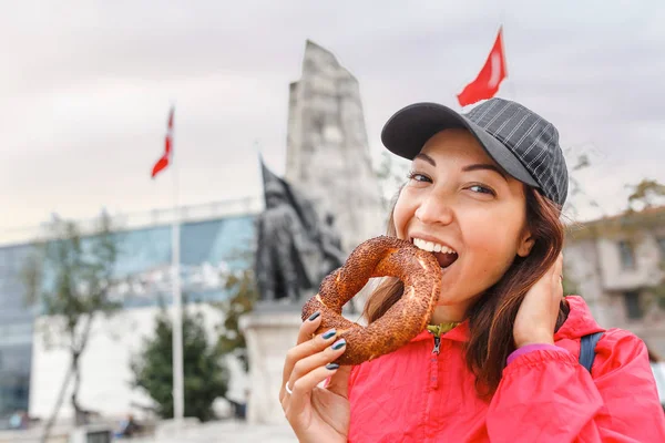 Ευτυχισμένη γυναίκα τρώει κουλούρι παραδοσιακό τουρκικό ψωμί στην Κωνσταντινούπολη, Τουρκία — Φωτογραφία Αρχείου