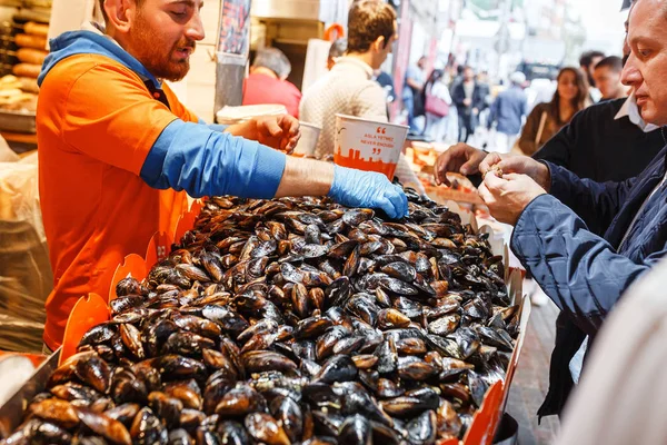Eylül 2017, Türkiye, Istanbul: Midye şehrin sokaklarında piyasada satışı