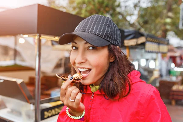 Midye açık havada sokakta yeme genç Doğu kadın