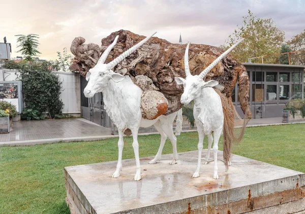 SEPTIEMBRE 2017, TURQUÍA, ISTANBUL: Escultura de arte moderno cerca de Museo Moderno de Estambul — Foto de Stock