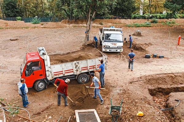 Szeptember 2017, Törökország, Istanbul: Munkavállalók ásni lapát és a teherautók a földre vár közeli — Stock Fotó