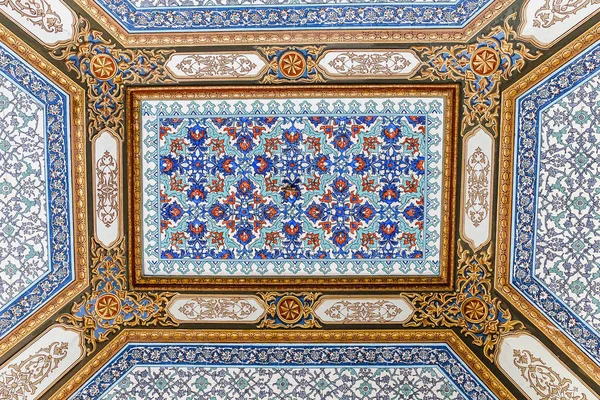 SEPTIEMBRE 2017, TURQUÍA, ISTANBUL: techo pintado en una de las habitaciones del Palacio Topkapi — Foto de Stock