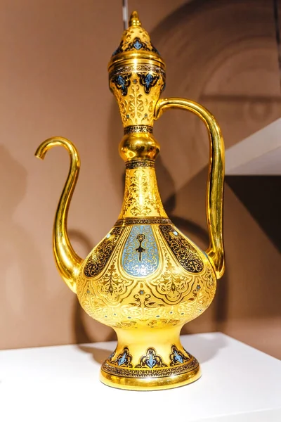 Eylül 2017, Türkiye, Istanbul: Hatıra Doğu yemekleri testi ve dekoratif kaplamalar