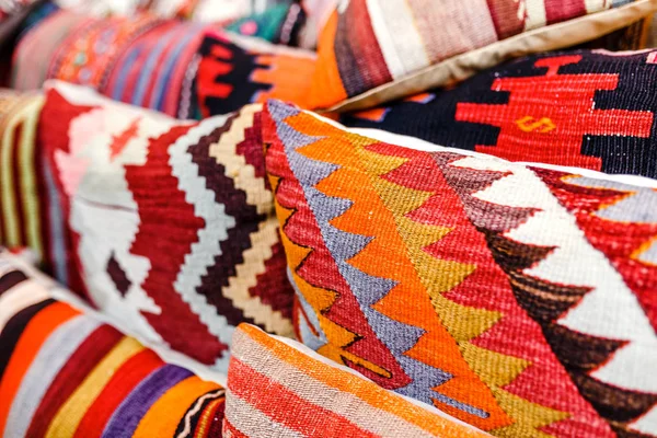 Doğu piyasada renkli yastıklar