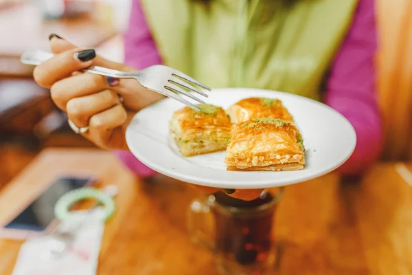 Woman eating Turkish baklava dessert in cafe — Stock Photo, Image