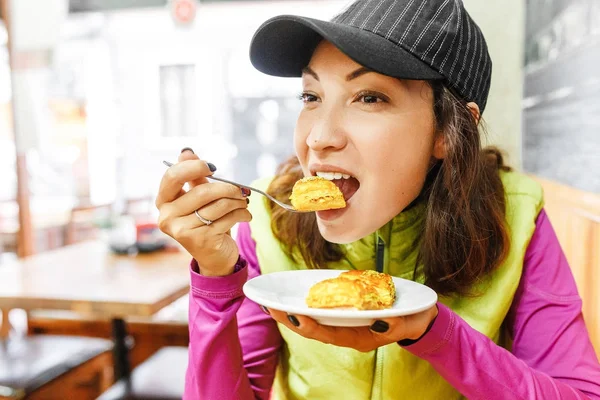 Woman eating Turkish baklava dessert in cafe — Stock Photo, Image
