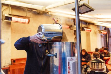 Aralık 2017, Prague, Çek Cumhuriyeti: sıcak şarap bir sokak pazar yemek