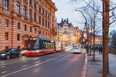 Aralık 2017, Prague, Çek Cumhuriyeti: Modern tramvay şehrin sokaklarında. Ulaşım kavramı